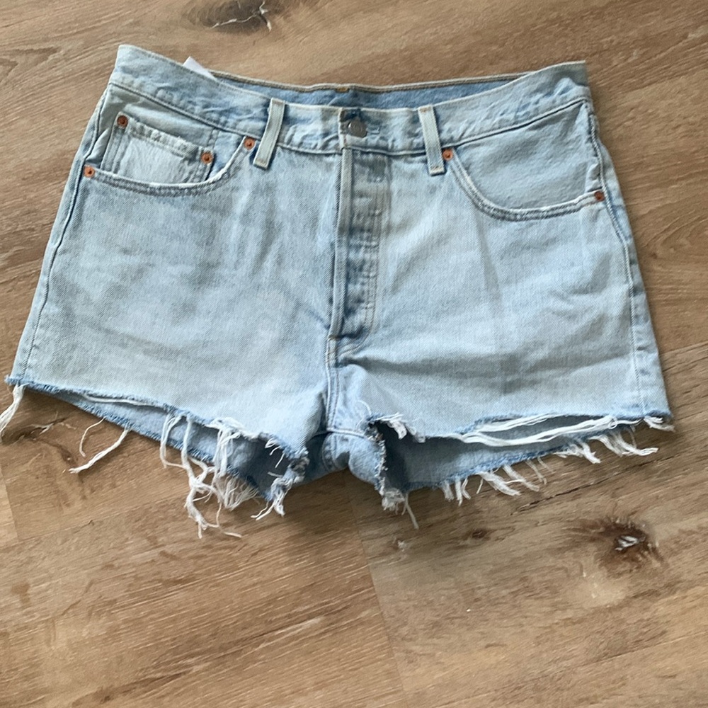 Women’s Levi’s 501 denim shorts size 32 waist. Excellent condition
